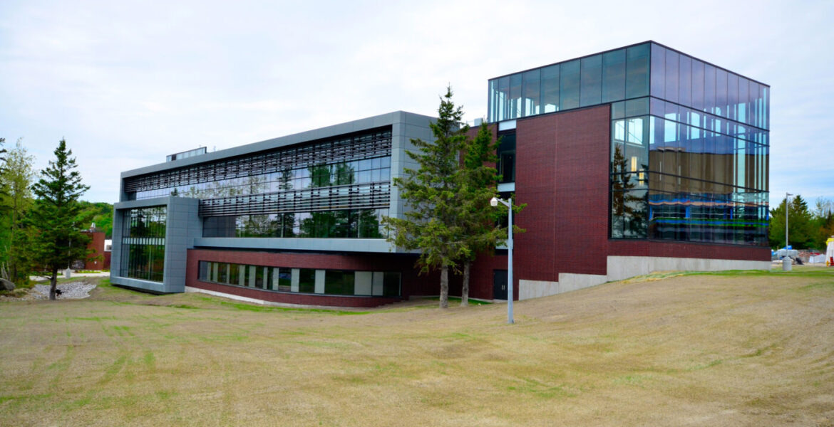 Canadore_CollegeDriveCampus02-1400x917
